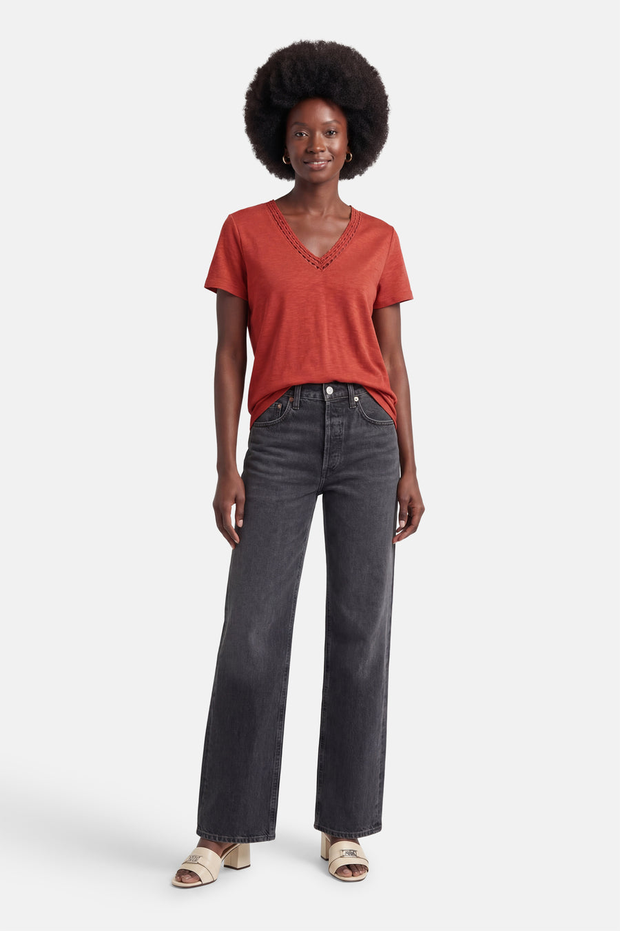 Effencleurig T-shirt met korte mouwen van VILA® met V-hals met uitgesneden details, gedragen met een grijze jeans.