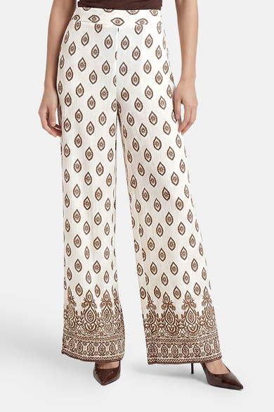 Pantalon large écru de VILA®, avec motifs marron et bordures brodées.