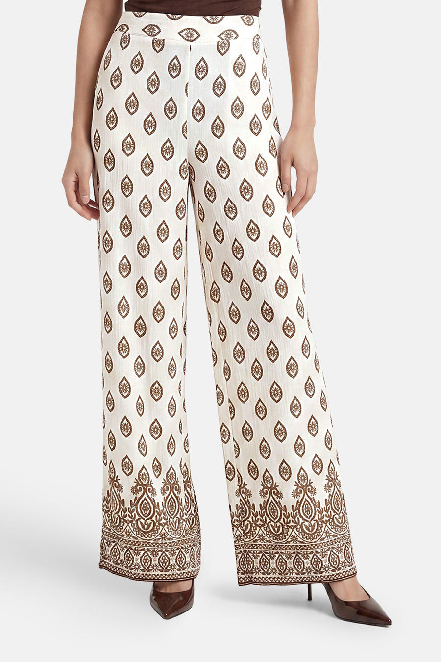 Pantalon large écru de VILA®, avec motifs marron et bordures brodées.