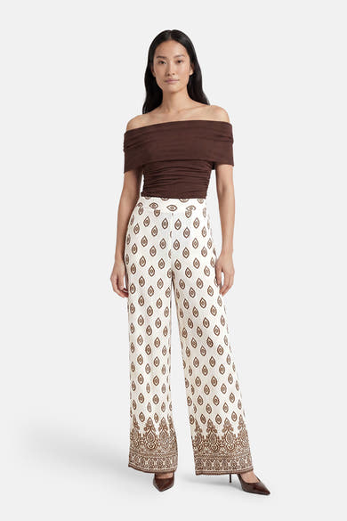 Pantalon multicolore de VILA® crème à motifs goutte d'eau marron et bordure ornée.