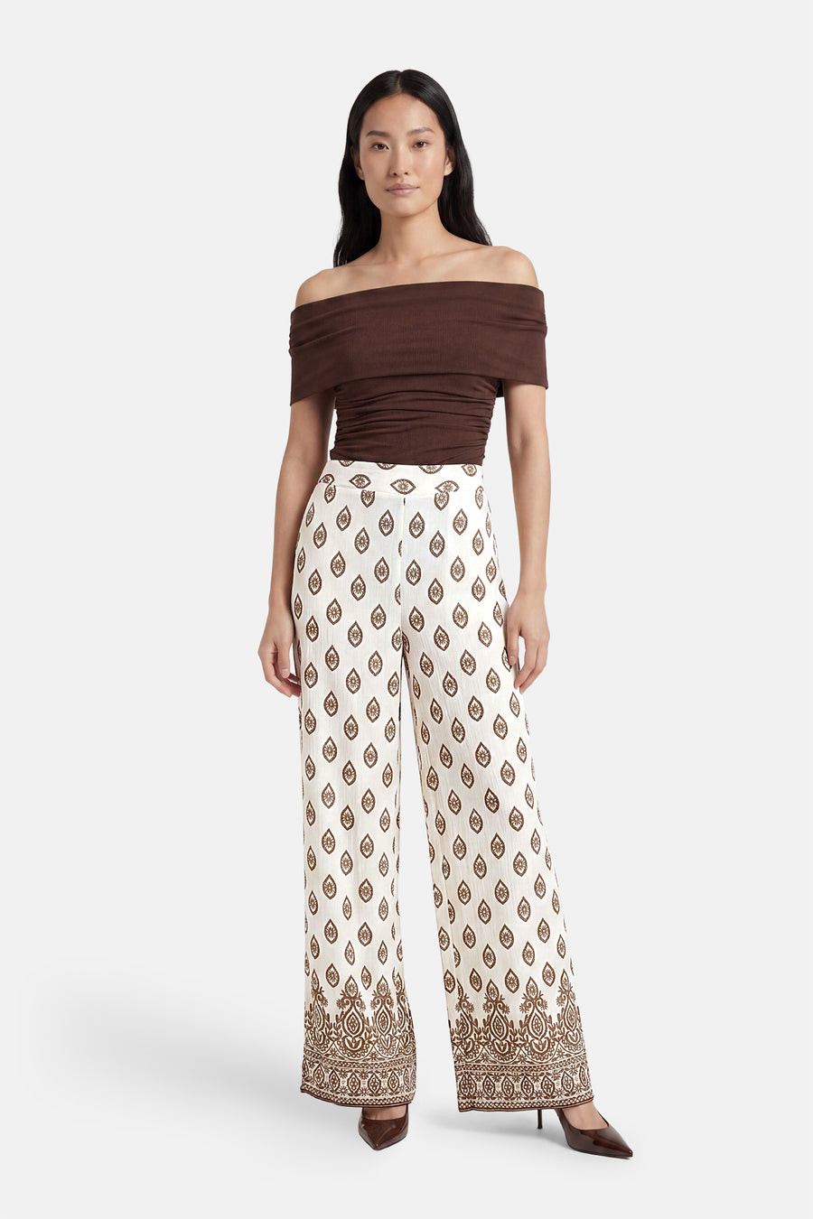Pantalon multicolore de VILA® crème à motifs goutte d'eau marron et bordure ornée.