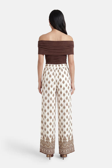 Pantalon imprimé multicolore de VILA®, motifs marron sur fond blanc cassé, large, vu de dos.
