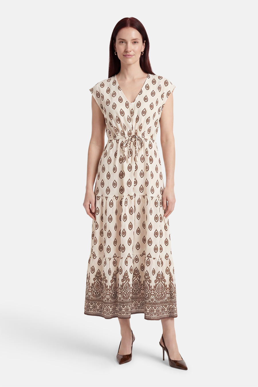 Robe multicolore de VILA à col en V, motifs de gouttes marron, bordure ornée à l'ourlet et taille à cordon.