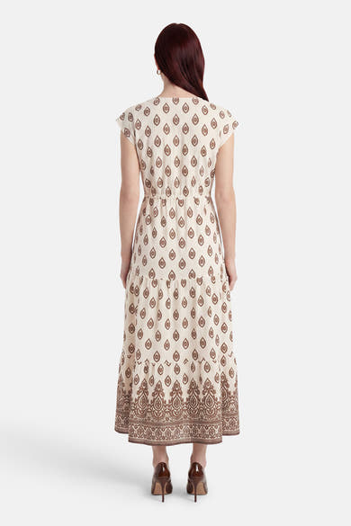 Robe longue écrue à motifs gouttes marron de VILA®, vue de dos, avec manches courtes, taille froncée et bordure décorative.