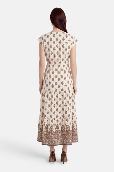 Robe longue écrue à motifs gouttes marron de VILA®, vue de dos, avec manches courtes, taille froncée et bordure décorative.