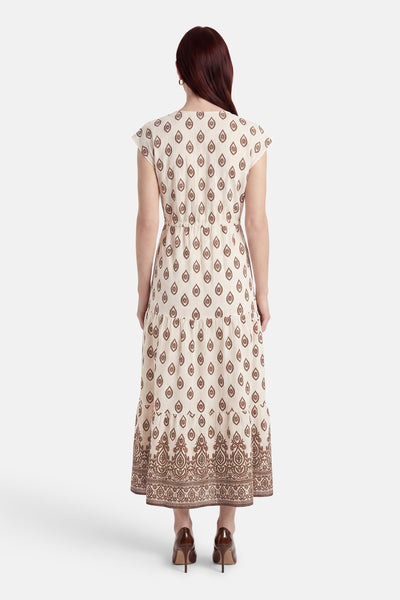Robe longue écrue à motifs gouttes marron de VILA®, vue de dos, avec manches courtes, taille froncée et bordure décorative.