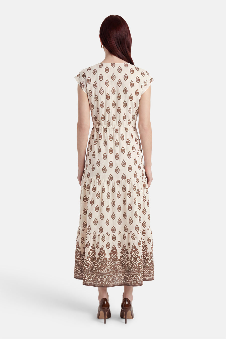 Robe longue écrue à motifs gouttes marron de VILA®, vue de dos, avec manches courtes, taille froncée et bordure décorative.