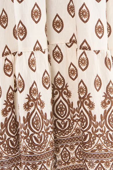 Robe crème à motifs marrons de VILA®, avec volants étagés et broderies complexes en gros plan.