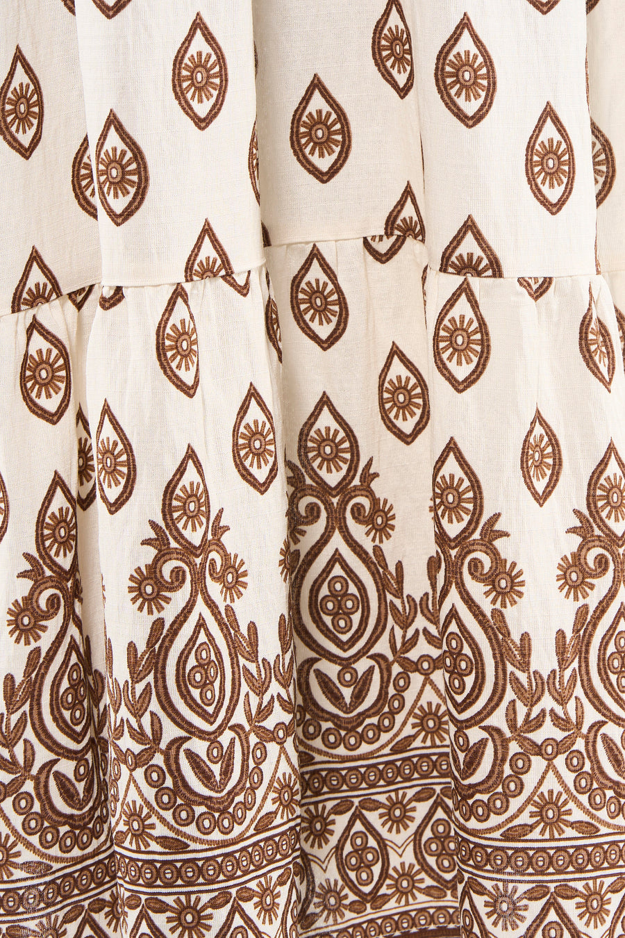 Robe crème à motifs marrons de VILA®, avec volants étagés et broderies complexes en gros plan.