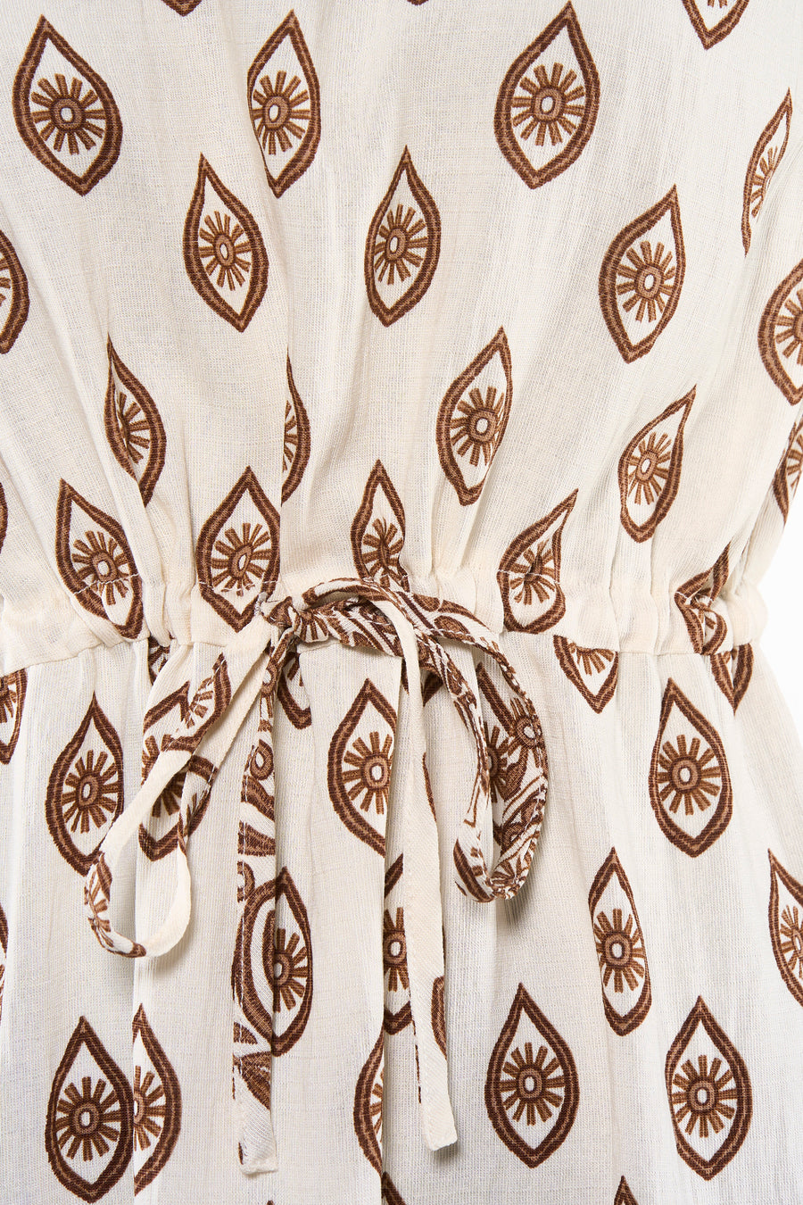 Robe beige à motifs gouttelettes marron de VILA®, en tissu léger, froncée à la taille avec un cordon noué.