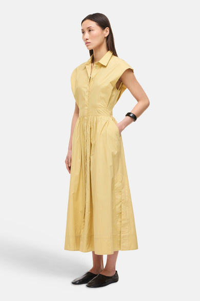 Robe chemise midi jaune de ROUGE EDIT, sans manches, taille froncée, poches et bracelet noir.
