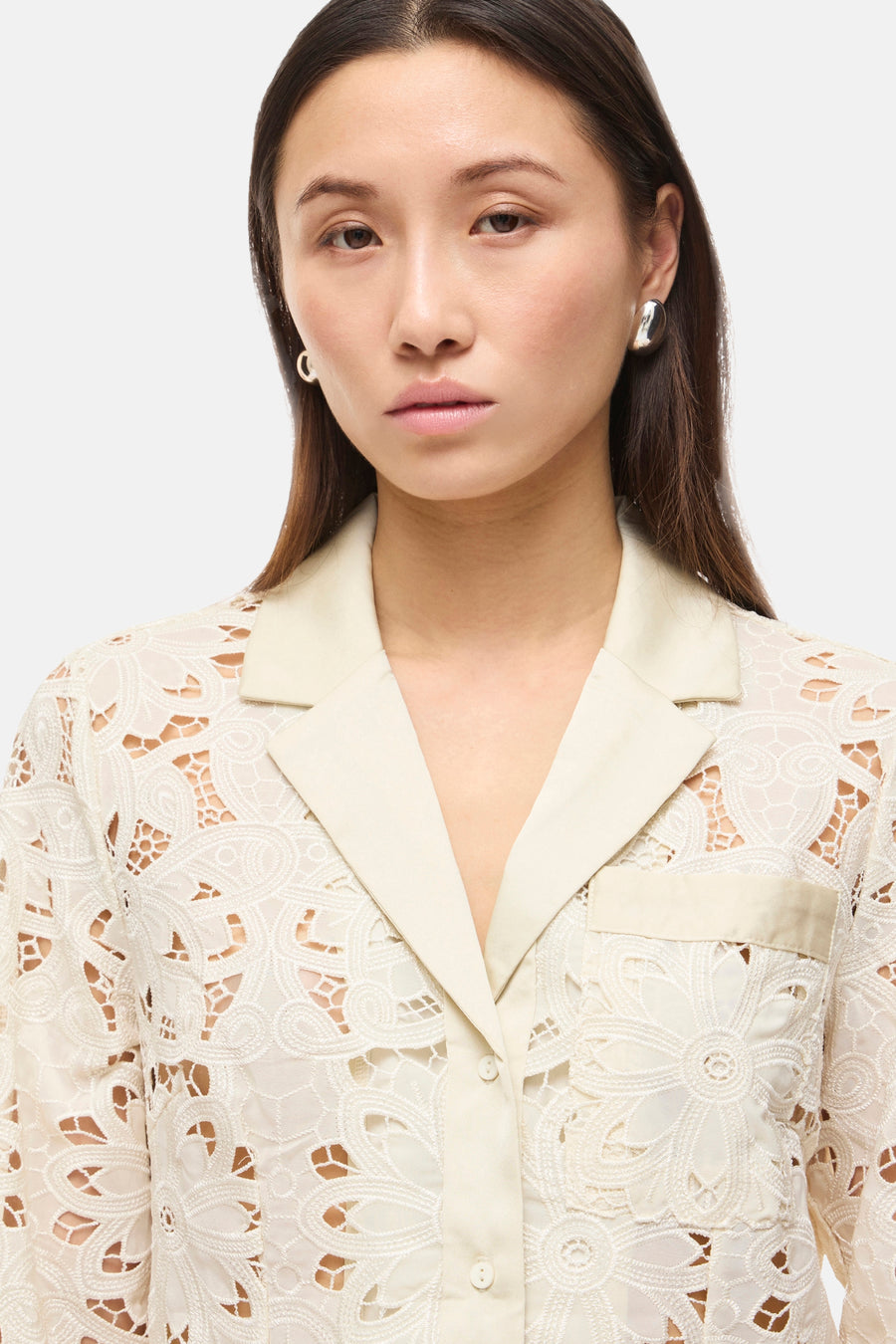 Beige blazer van ROUGE EDIT, in bloemenkant met een tailleurkraag en knopen.