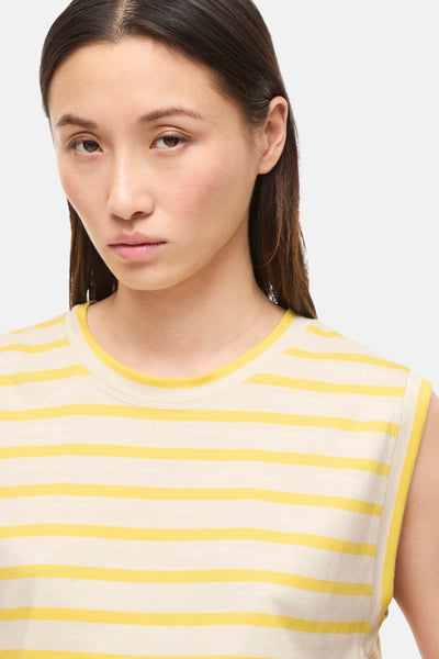 Top sans manches rayé jaune et écru de ROUGE EDIT, porté par un modèle.