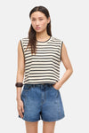Top sans manches crème et noir à rayures de ROUGE EDIT, porté avec un short en jean et un bracelet marron.