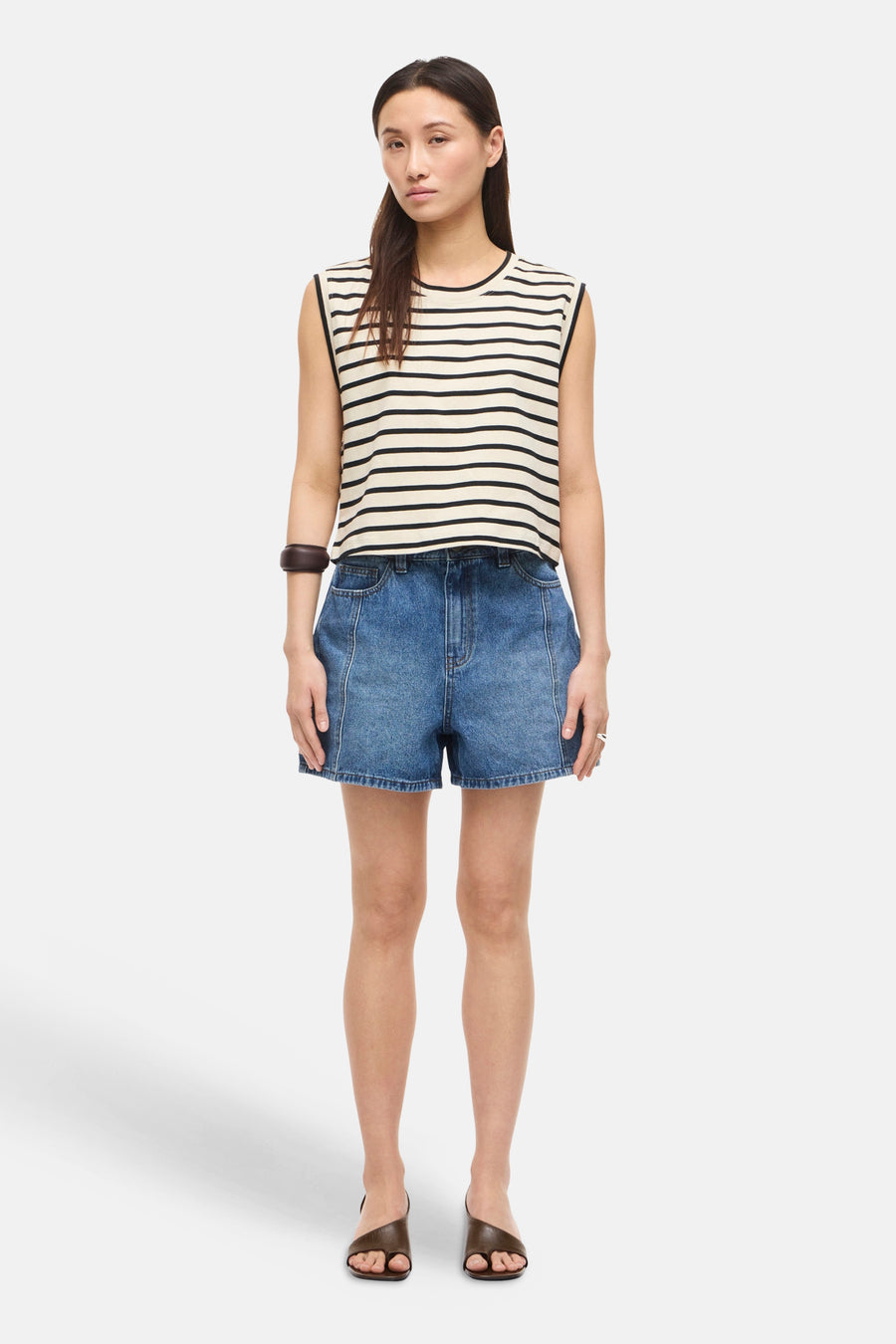 Top sans manches rayé écru et noir de ROUGE EDIT, coupe crop, porté avec un short en jean et des sandales marron.