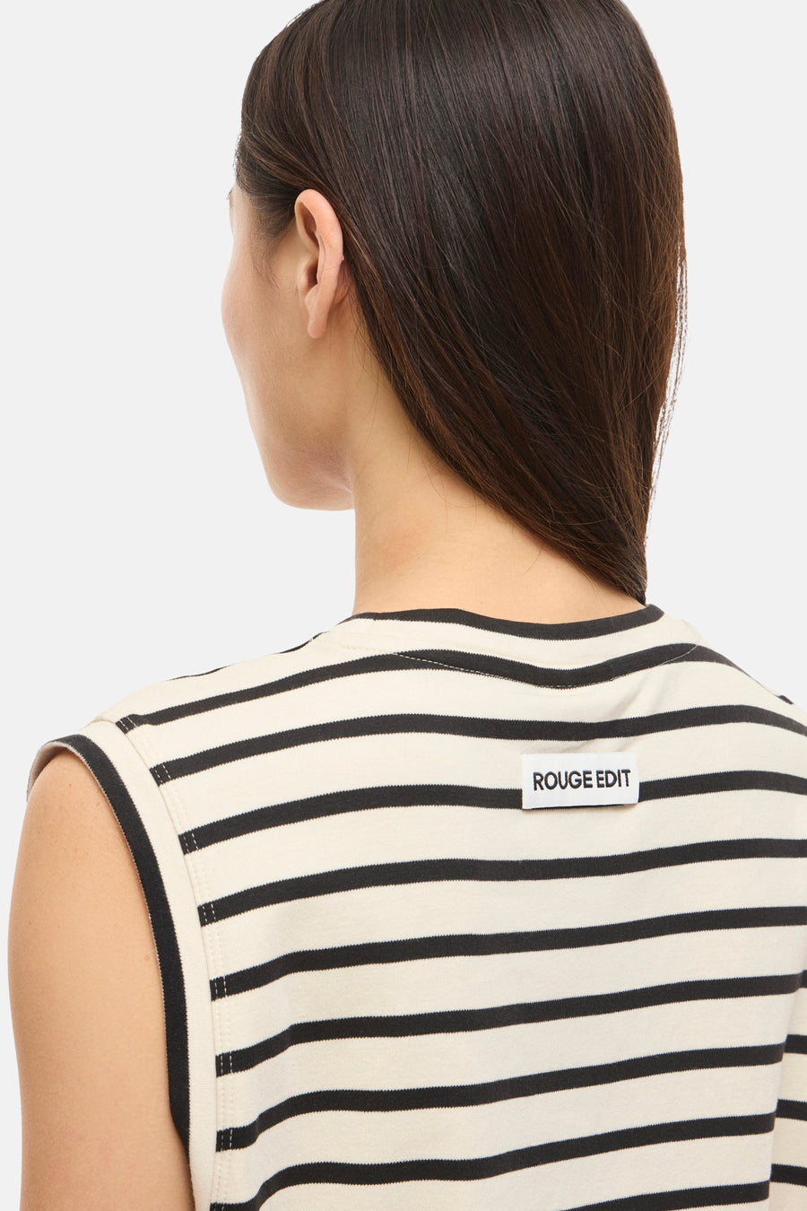 Débardeur rayé crème et noir de ROUGE EDIT, vu de dos avec l'étiquette de la marque visible.