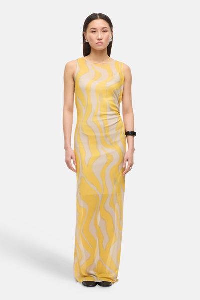 Robe multicolore de ROUGE EDIT, avec motif ondulé jaune et beige, accessoire noir au poignet et bague argentée.

