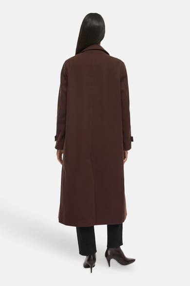 Vue de dos d’une veste longue brune VILA® portée par une femme.