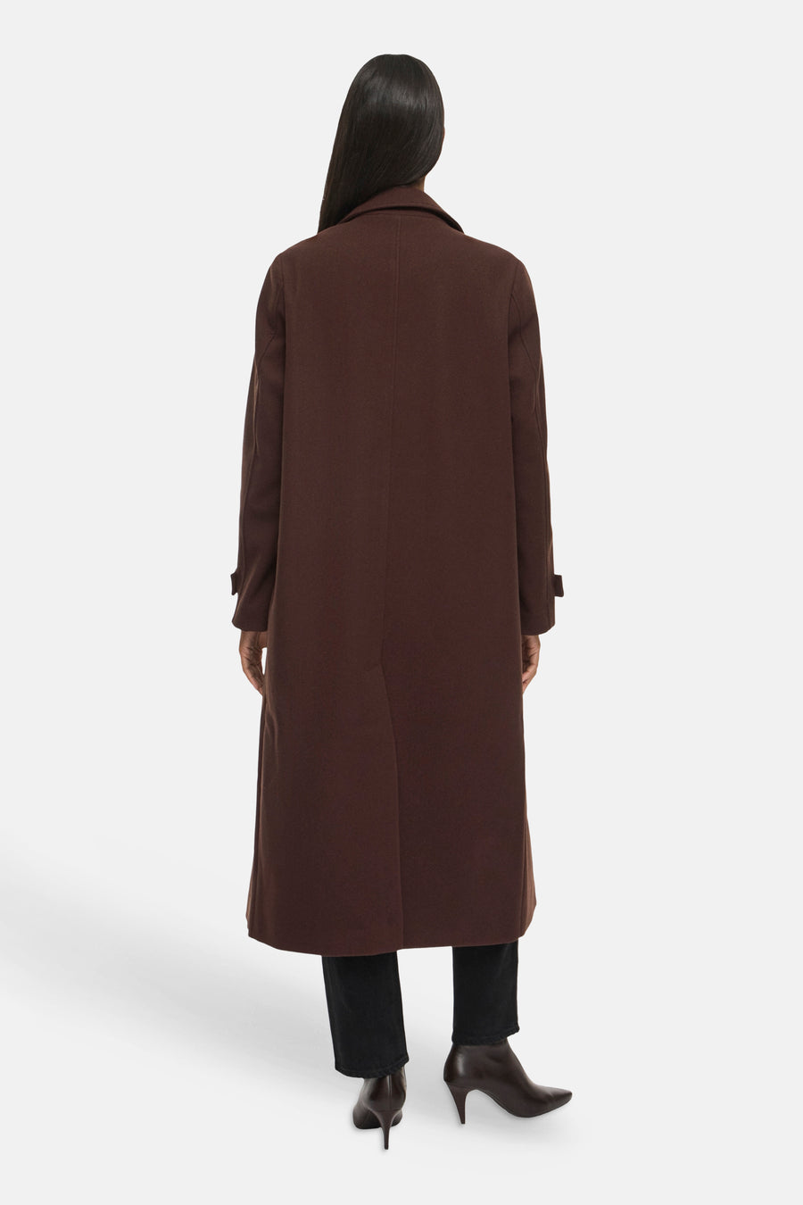Vue de dos d’une veste longue brune VILA® portée par une femme.