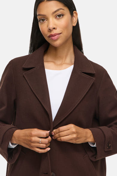 Veste longue brune VILA® à revers portée par un mannequin, vue de face