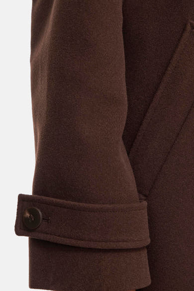 Détail d’une manche de veste longue brune VILA® avec patte boutonnée.