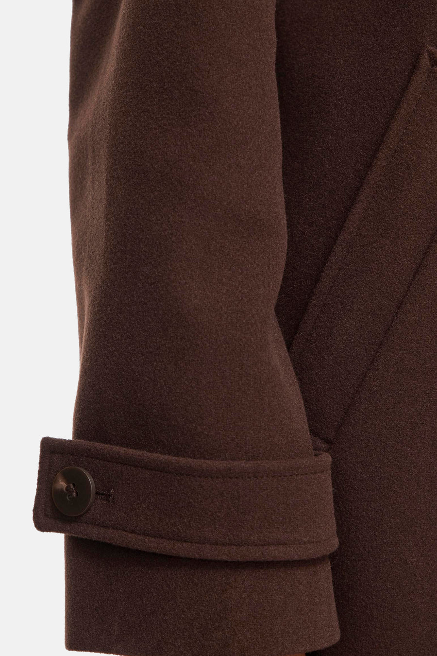 Détail d’une manche de veste longue brune VILA® avec patte boutonnée.