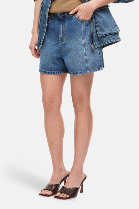 Short en jean bleu moyen de ROUGE EDIT avec grand zip latéral et poches.