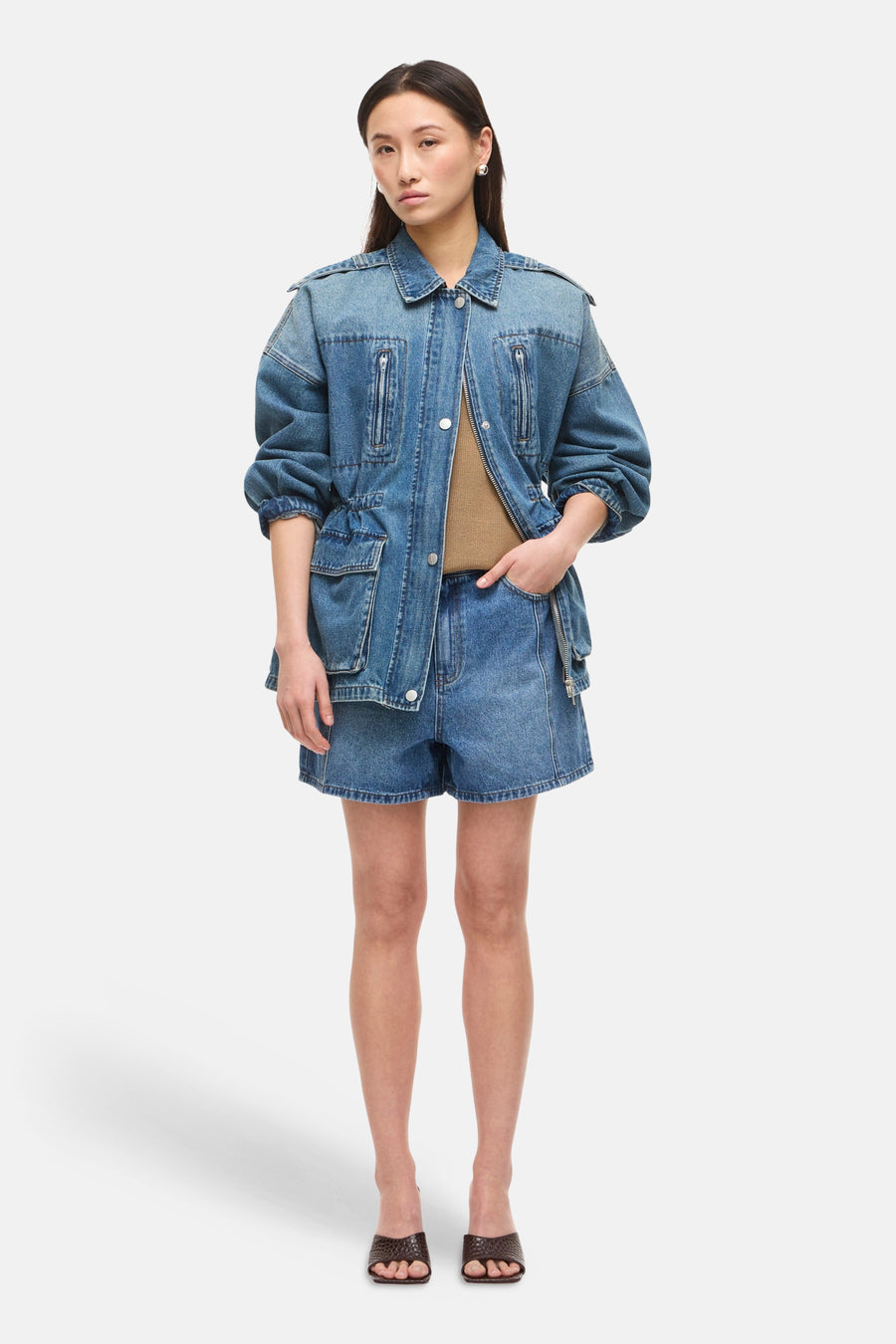 Short en jean bleu moyen de ROUGE EDIT, coupe décontractée, porté avec une veste assortie et des mules marron texturées.