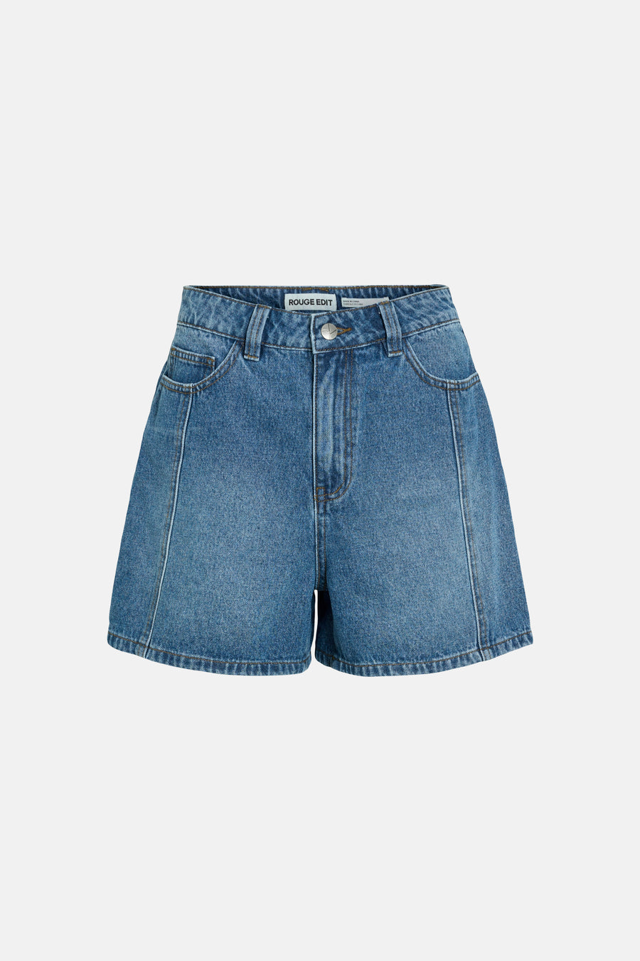 Short en jean bleu moyen de ROUGE EDIT, taille haute, coupe évasée, avec coutures apparentes et poches latérales.
