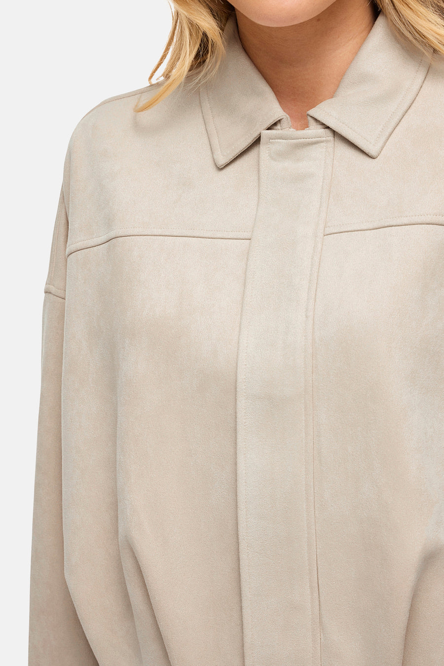 Veste courte beige de VILA®, avec col classique et fermeture centrale boutonnée.