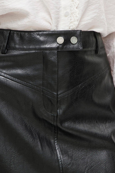 Zwarte lange rok van imitatieleer van VILA®, met twee decoratieve zilveren knopen en zichtbare stiksels.