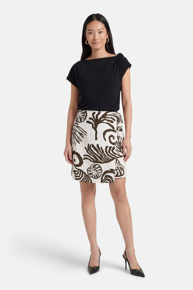 Jupe courte écrue à motifs marron de VILA®, imprimée de formes organiques, de style portefeuille.