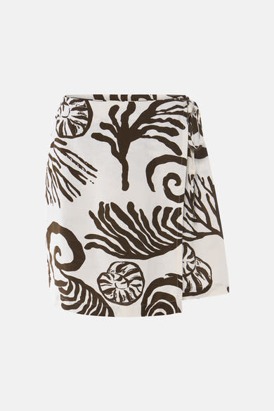 Jupe courte blanche à motifs bruns de VILA® représentant des coquillages et coraux, de style portefeuille.