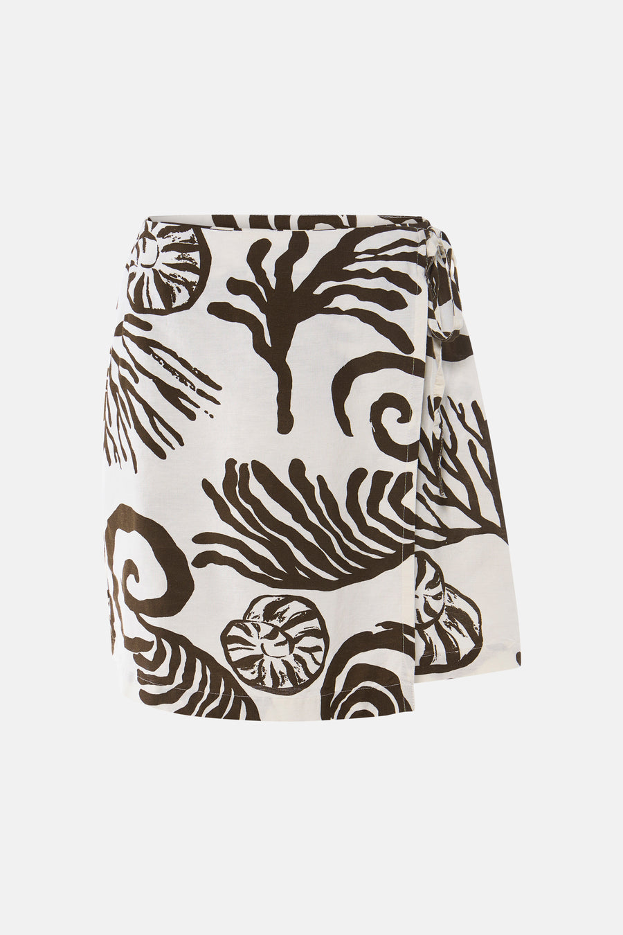 Jupe courte blanche à motifs bruns de VILA® représentant des coquillages et coraux, de style portefeuille.