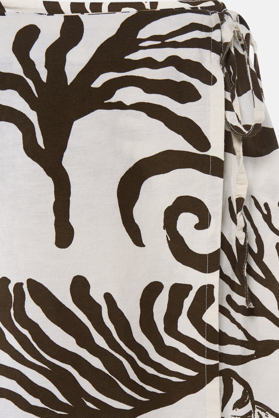 Jupe courte blanche à motifs zébrés marron de VILA avec lien à nouer sur le côté.