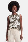 Blouse à manches courtes crème à motifs marins bruns de VILA®, sans manches, portée avec un short brodé beige.