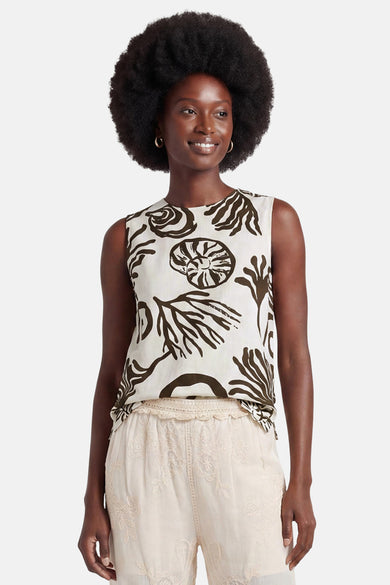 Blouse à manches courtes crème à motifs marins bruns de VILA®, sans manches, portée avec un short brodé beige.