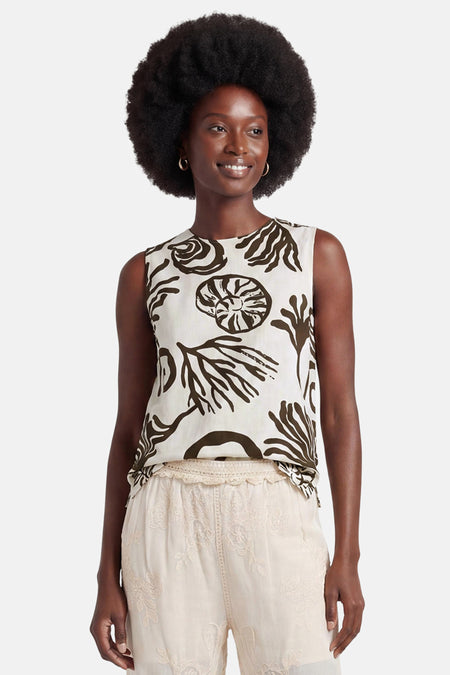 Blouse à manches courtes crème à motifs marins bruns de VILA®, sans manches, portée avec un short brodé beige.