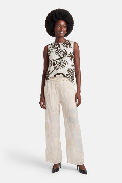 Blouse crème à motif brun de VILA®, sans manches, imprimée de coquillages et algues.