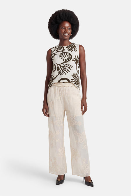 Blouse crème à motif brun de VILA®, sans manches, imprimée de coquillages et algues.