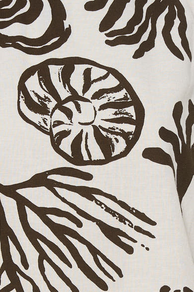 Blouse met korte mouwen van VILA® met bruine zeethema-motieven op een lichte achtergrond.