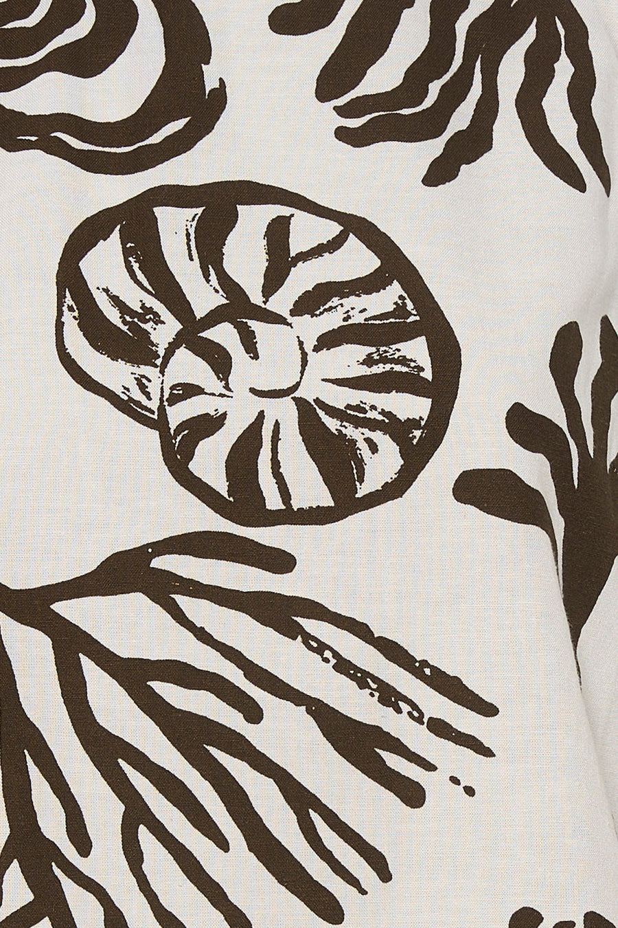 Blouse met korte mouwen van VILA® met bruine zeethema-motieven op een lichte achtergrond.