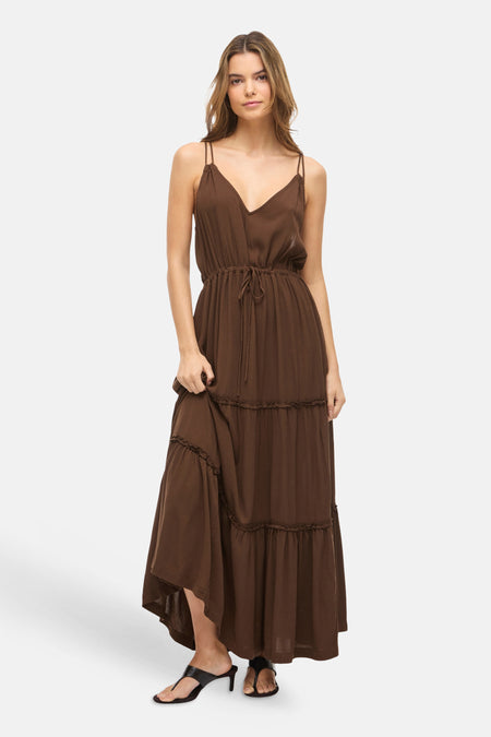 Robe maxi marron de VILA® à fines bretelles, col en V, taille coulissée, jupe à volants étagés et ourlet asymétrique.