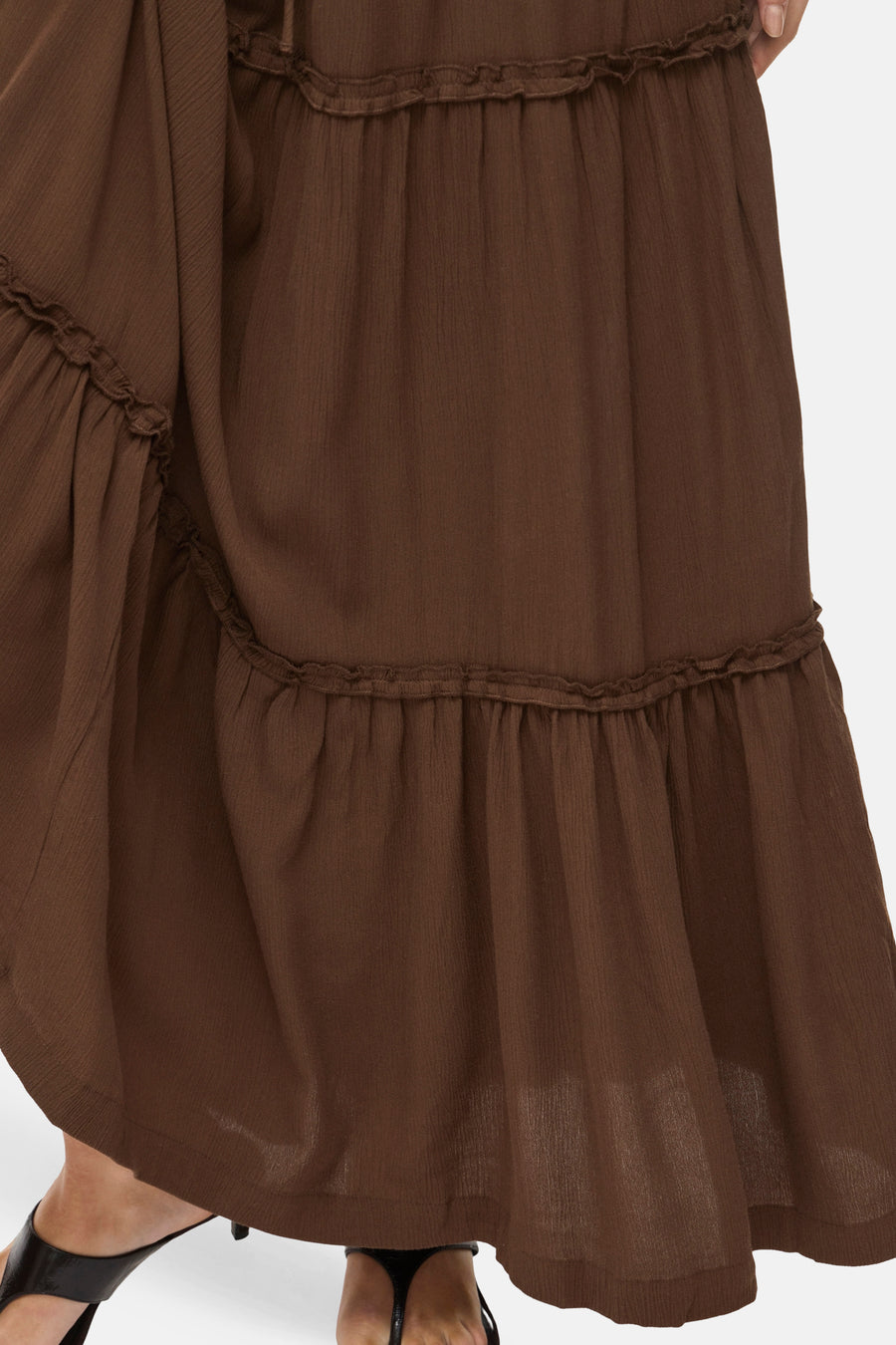 Robe longue marron de VILA® à volants et texture froissée, portée avec des sandales noires.