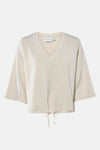 Sweat beige de VILA, avec un cordon de serrage à la base et des manches courtes amples.