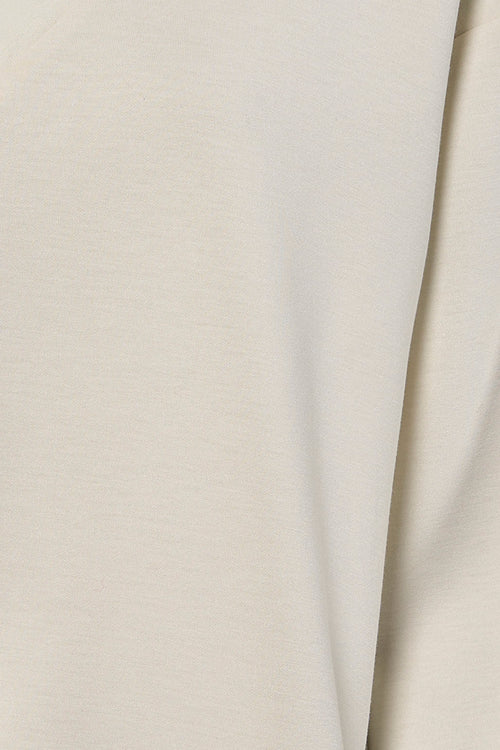 Sweat-shirt beige de VILA®, montrant une texture lisse et un drapé subtil.