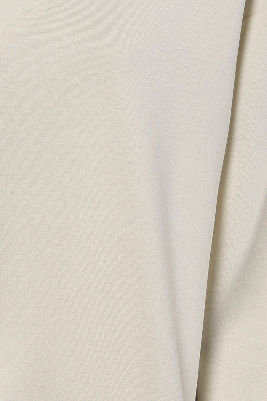Sweat-shirt beige de VILA®, montrant une texture lisse et un drapé subtil.