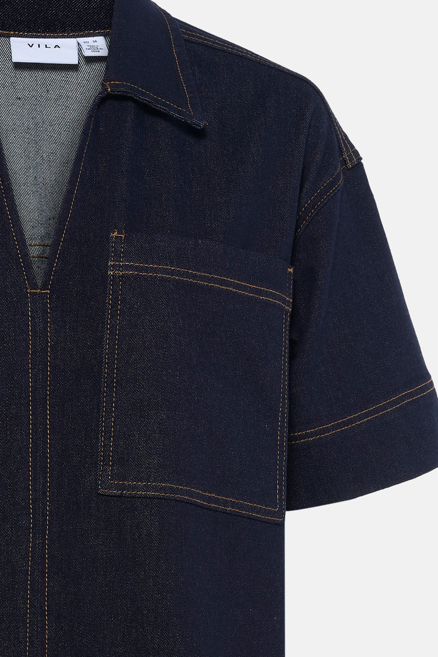 Robe en denim bleu foncé de VILA, avec poche poitrine et coutures contrastantes.