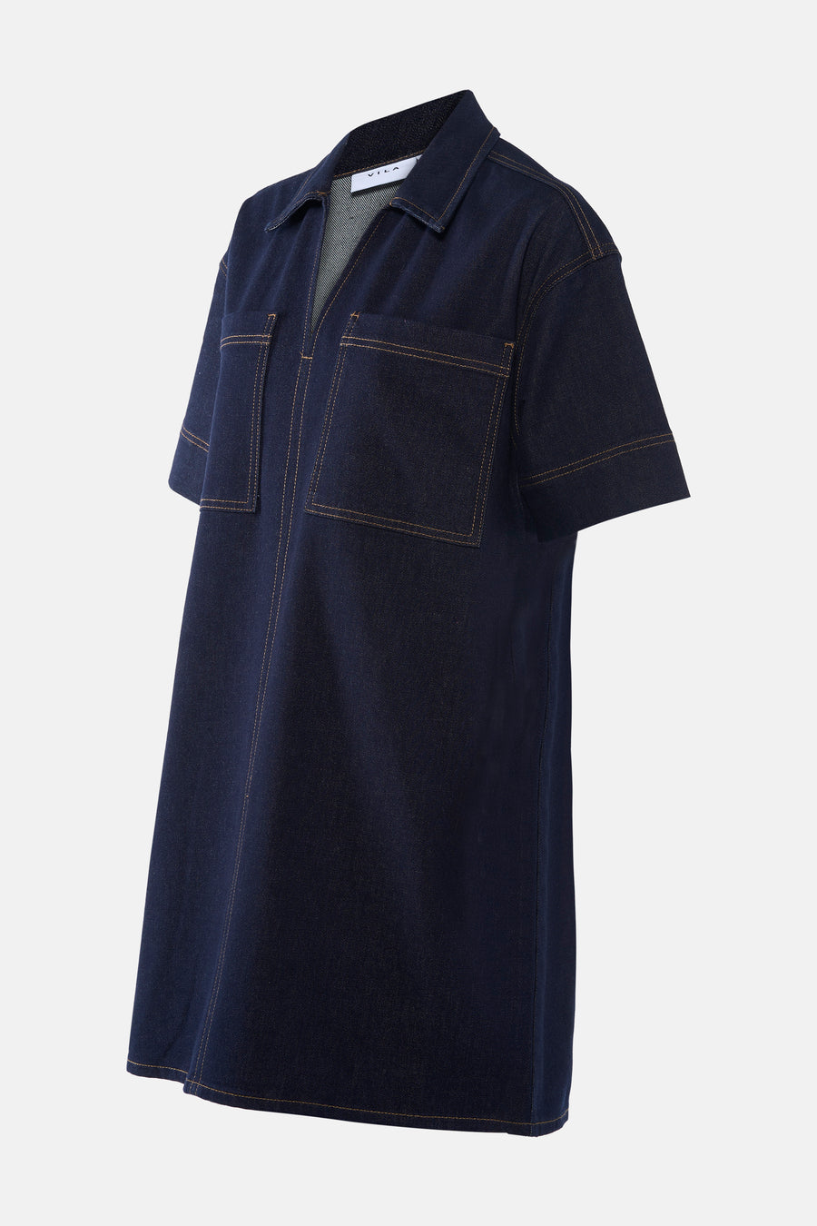 Robe en denim bleu foncé à manches courtes de VILA, avec poches plaquées et coutures contrastantes.