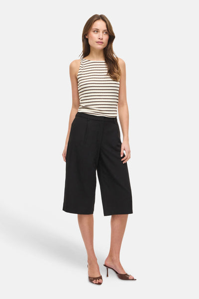 Top multicolore de VILA® à rayures horizontales marron et blanc cassé, avec un pantacourt noir et des mules marron.